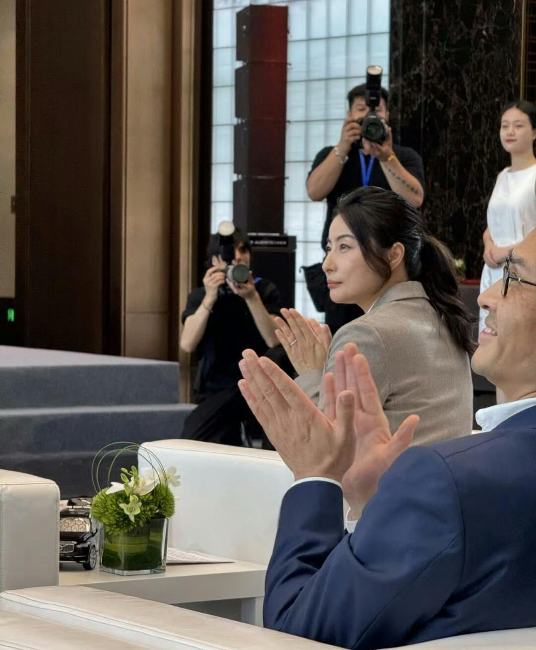 郭晶晶戴婚戒参加活动,态度谦逊没架子,生图曝光贵气优雅