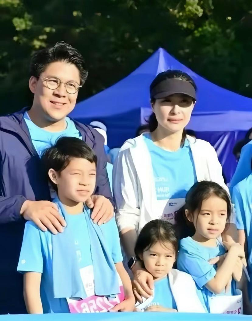 郭晶晶戴婚戒参加活动,态度谦逊没架子,生图曝光贵气优雅