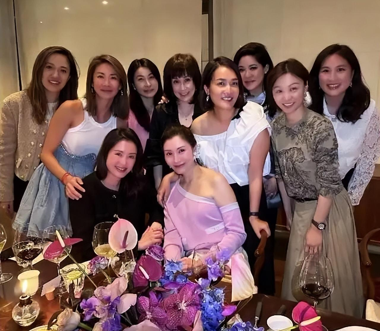 郭晶晶戴婚戒参加活动,态度谦逊没架子,生图曝光贵气优雅