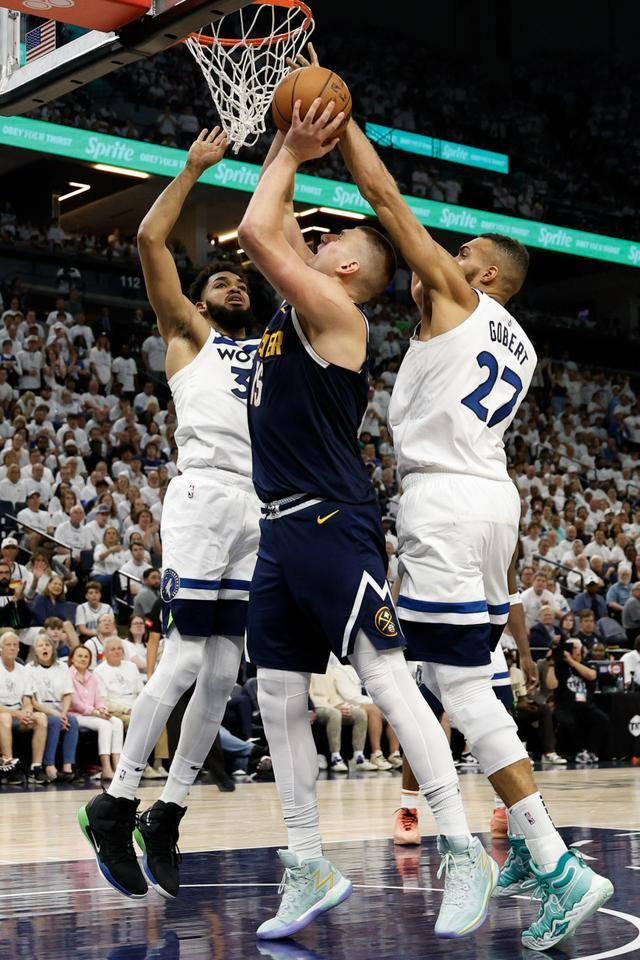 原创 约基奇35+7末节16分刷爆纪录,吊打森林狼双塔!戈登爱德华兹创神迹,穆雷立功