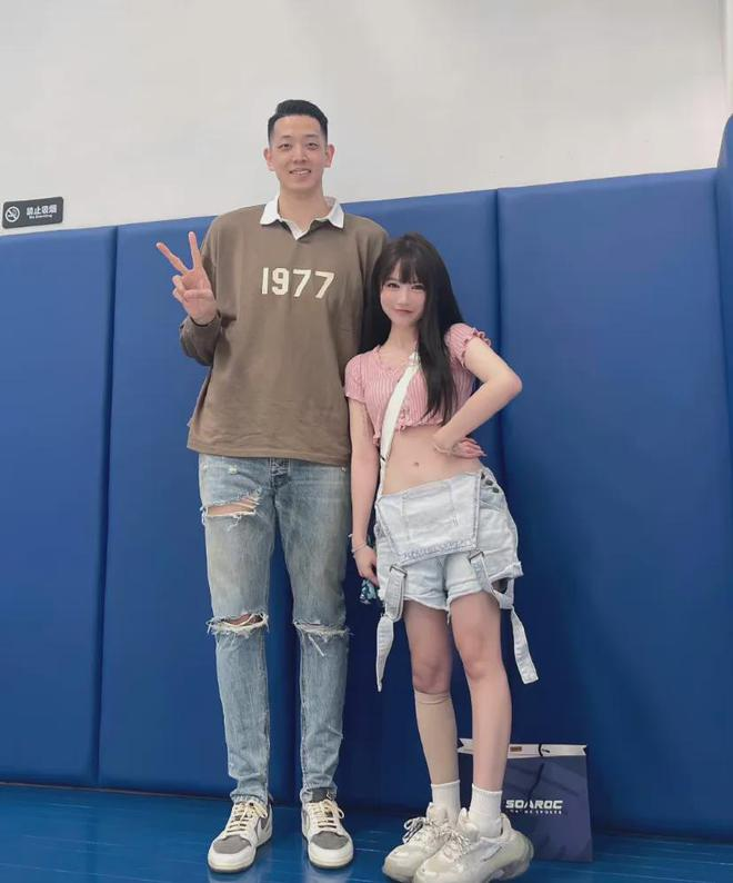 沈梓捷恭贺易建联提新车!赵继伟调侃沈梓捷拉菲梗,中国男篮出征