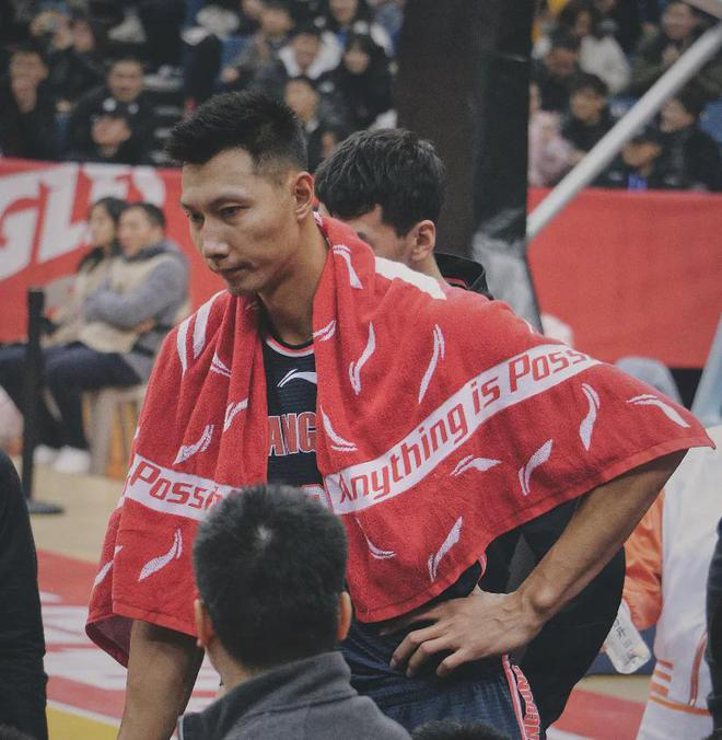 沈梓捷恭贺易建联提新车!赵继伟调侃沈梓捷拉菲梗,中国男篮出征