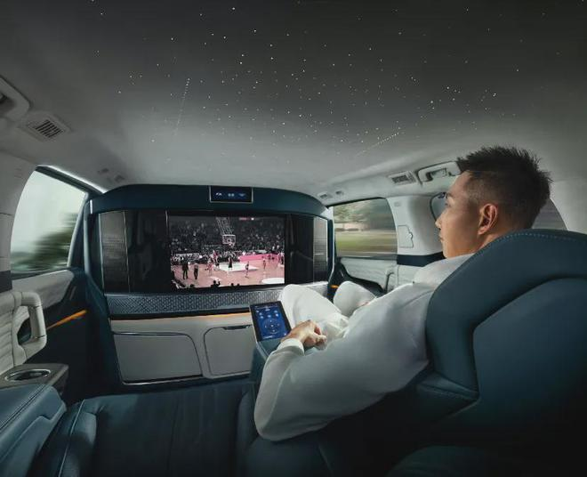 沈梓捷恭贺易建联提新车!赵继伟调侃沈梓捷拉菲梗,中国男篮出征