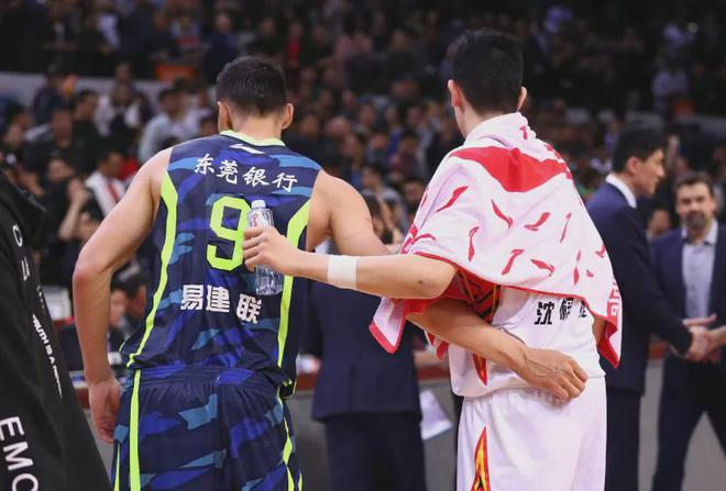 沈梓捷恭贺易建联提新车!赵继伟调侃沈梓捷拉菲梗,中国男篮出征