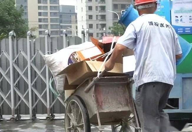 现实版"摸金校尉"?家中搜出了几百件文物,收废品大爷:都是捡的