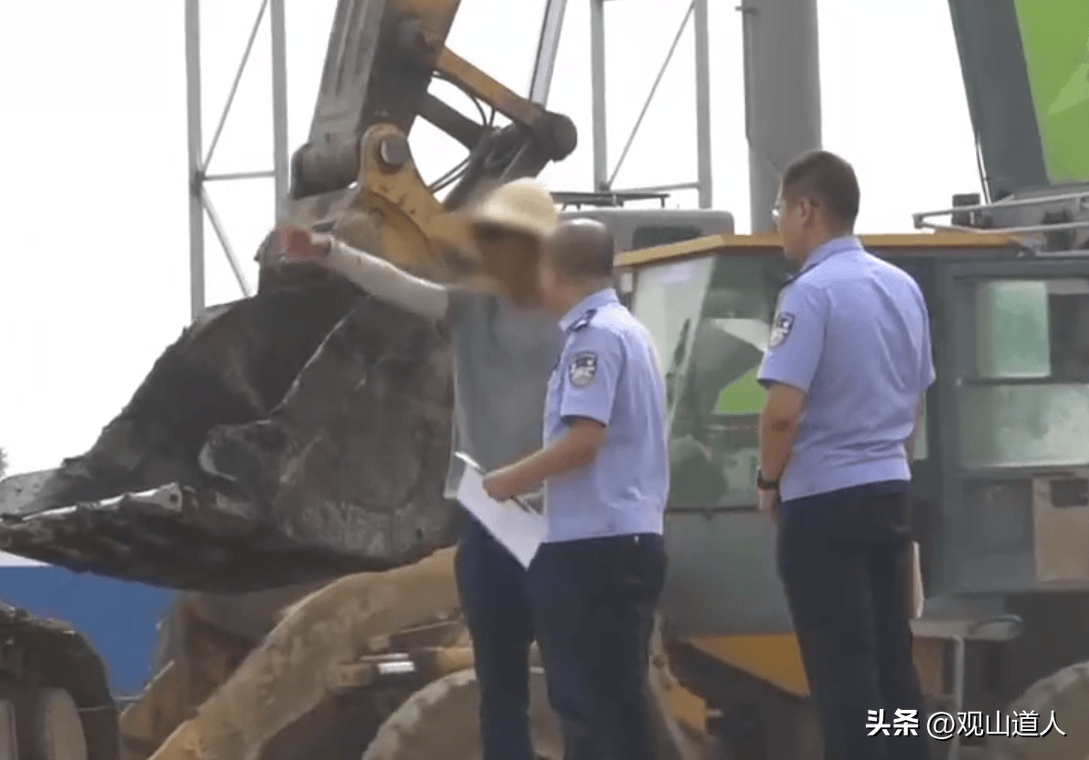 现实版"摸金校尉"?家中搜出了几百件文物,收废品大爷:都是捡的