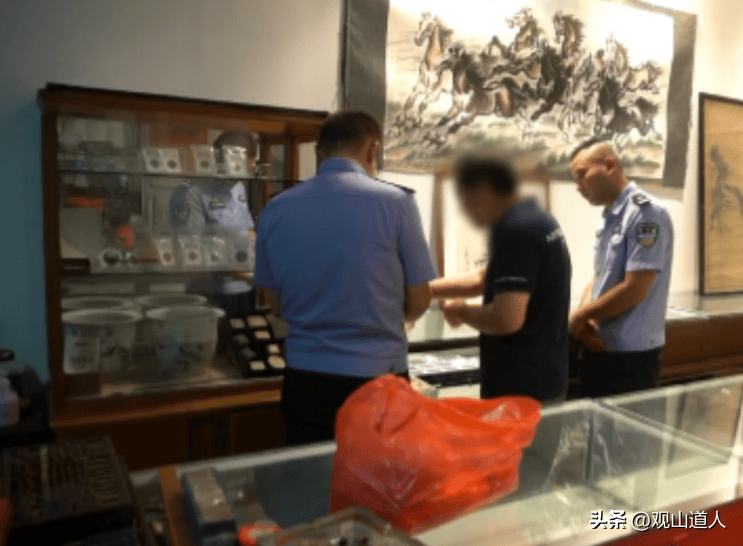 现实版"摸金校尉"?家中搜出了几百件文物,收废品大爷:都是捡的