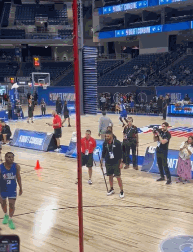 原创 佩林卡观看布朗尼试训:三分第2最高纵跳第6 飞身暴扣真像詹姆斯