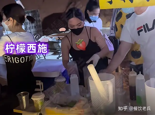 猛男卖火锅?穿吊带卖柠檬茶?低俗营销为何屡禁不止?