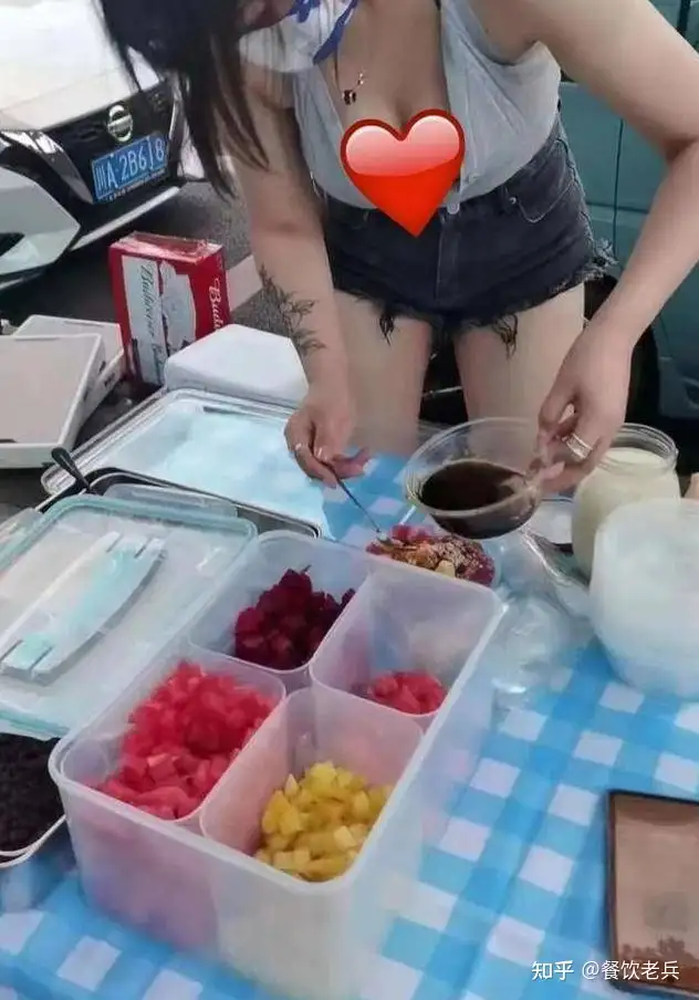 猛男卖火锅?穿吊带卖柠檬茶?低俗营销为何屡禁不止?