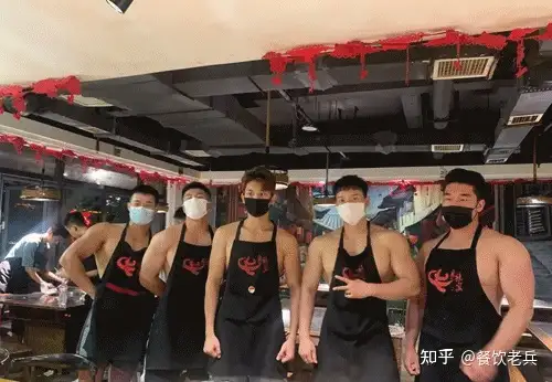 猛男卖火锅?穿吊带卖柠檬茶?低俗营销为何屡禁不止?