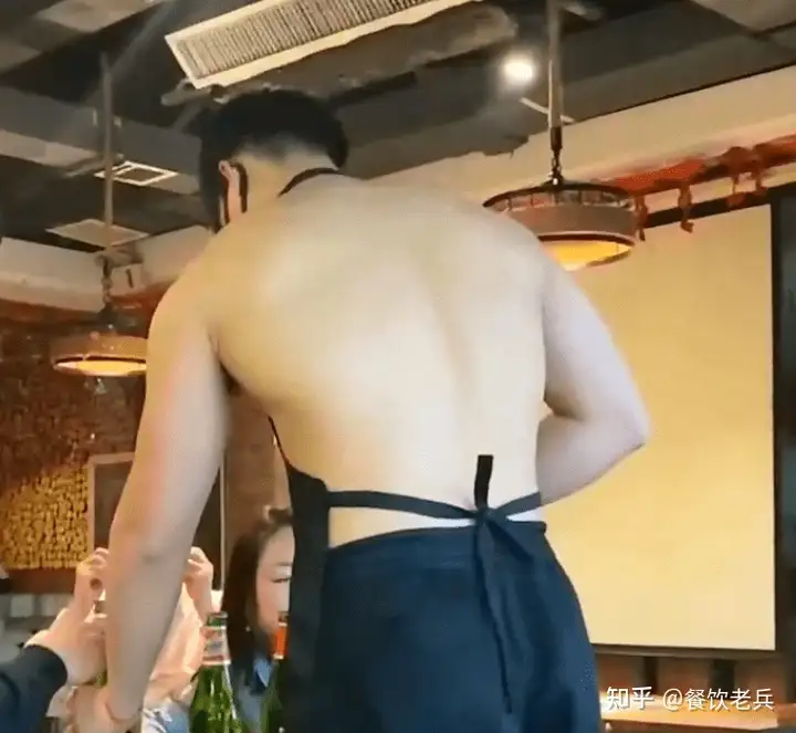 猛男卖火锅?穿吊带卖柠檬茶?低俗营销为何屡禁不止?