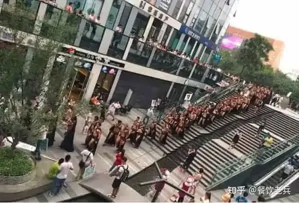 猛男卖火锅?穿吊带卖柠檬茶?低俗营销为何屡禁不止?