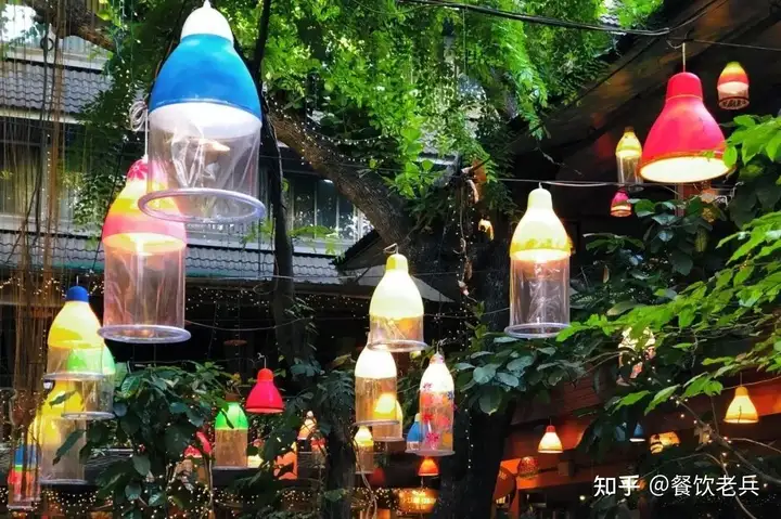 猛男卖火锅?穿吊带卖柠檬茶?低俗营销为何屡禁不止?