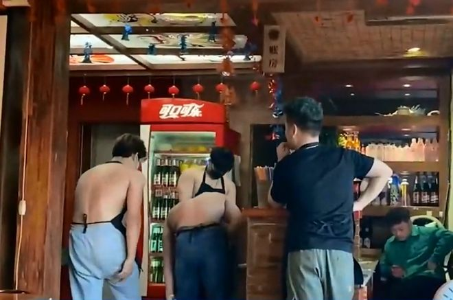 西安一火锅店提供“猛男服务”,肌肉男半裸穿围裙,可陪同吃饭