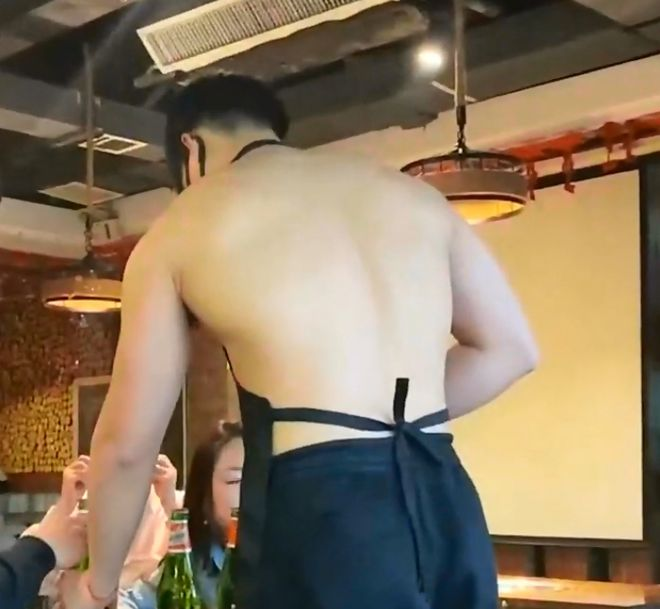 西安一火锅店提供“猛男服务”,肌肉男半裸穿围裙,可陪同吃饭