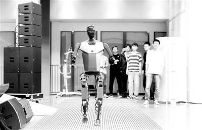 通用人形机器人母平台“天工”亮相