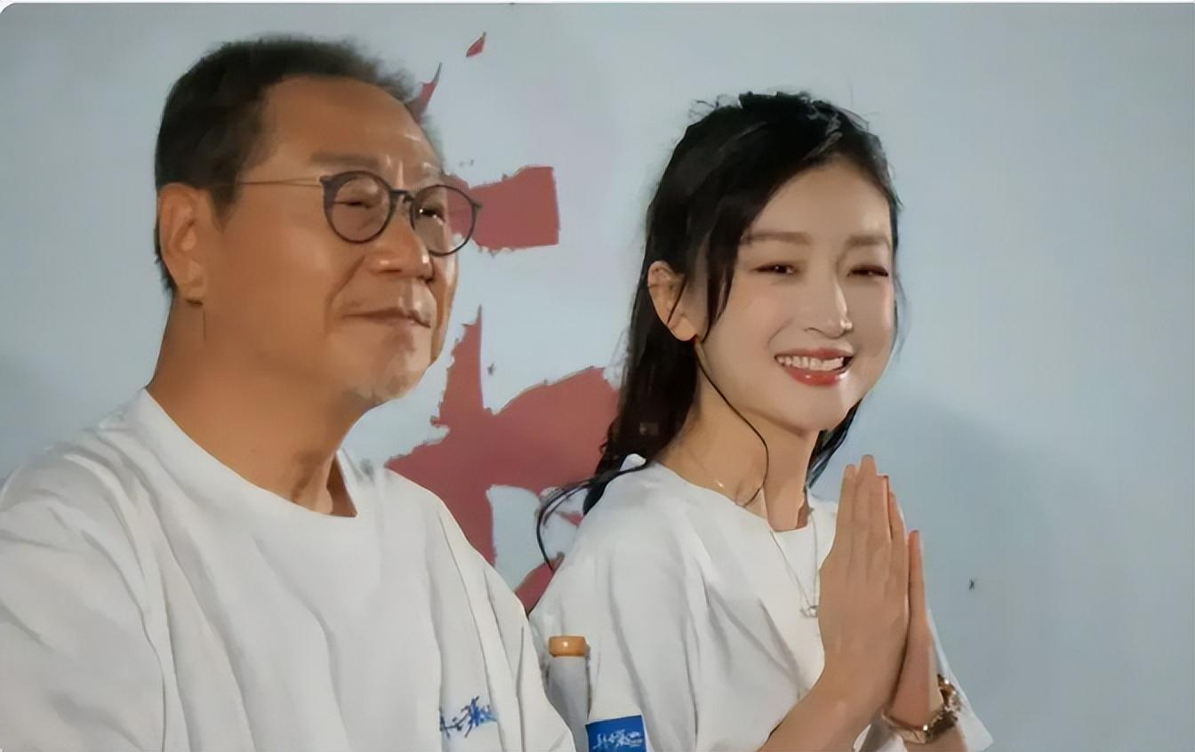 32岁周冬雨状态:穿露脐装留长发变漂亮了,新片和范伟演夫妻