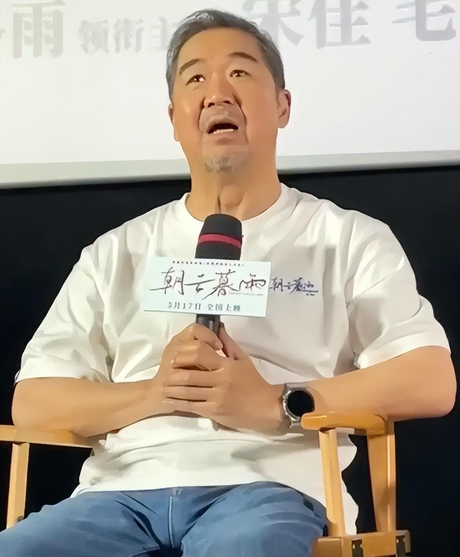 32岁周冬雨状态:穿露脐装留长发变漂亮了,新片和范伟演夫妻