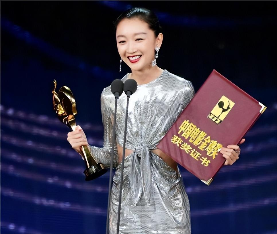 32岁周冬雨状态:穿露脐装留长发变漂亮了,新片和范伟演夫妻