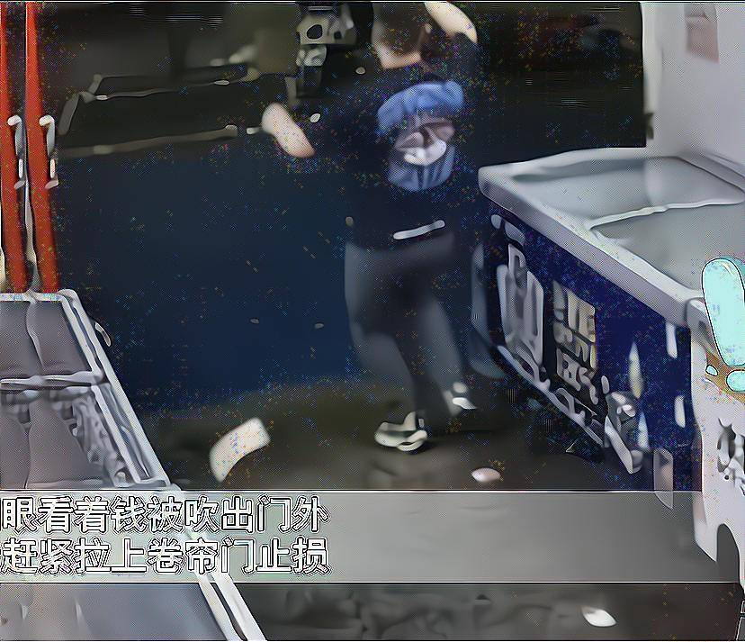 女子店内数钱突然刮来大风,眼睁睁看着钱被刮走,丈夫反应亮了