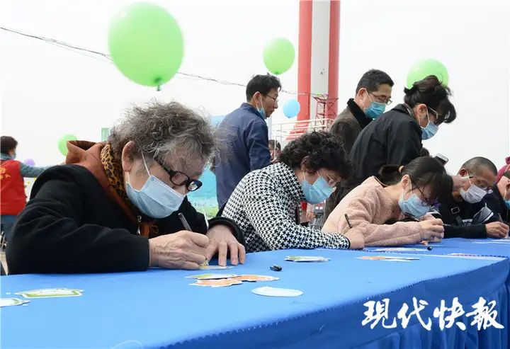 南京街头开始下起梧桐「毛毛雨」丨城市早报 20210331