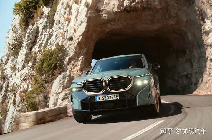宝马XM官图正式发布,霸气造型强劲动力,4.3秒可破百