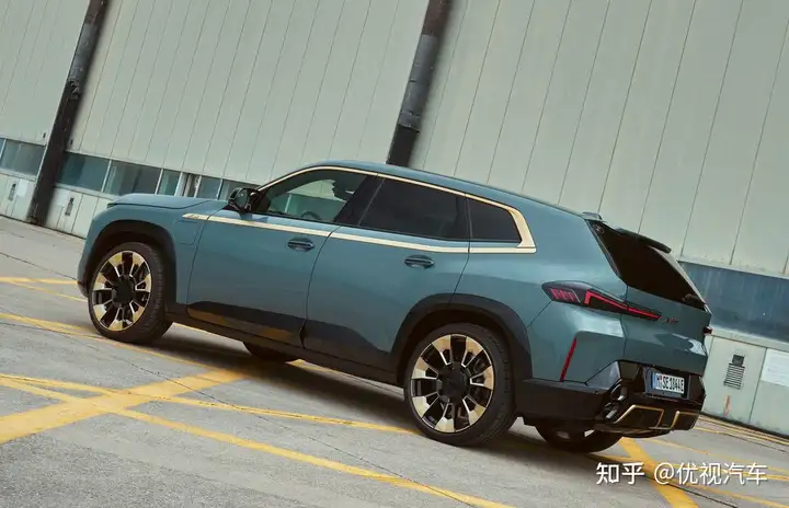 宝马XM官图正式发布,霸气造型强劲动力,4.3秒可破百