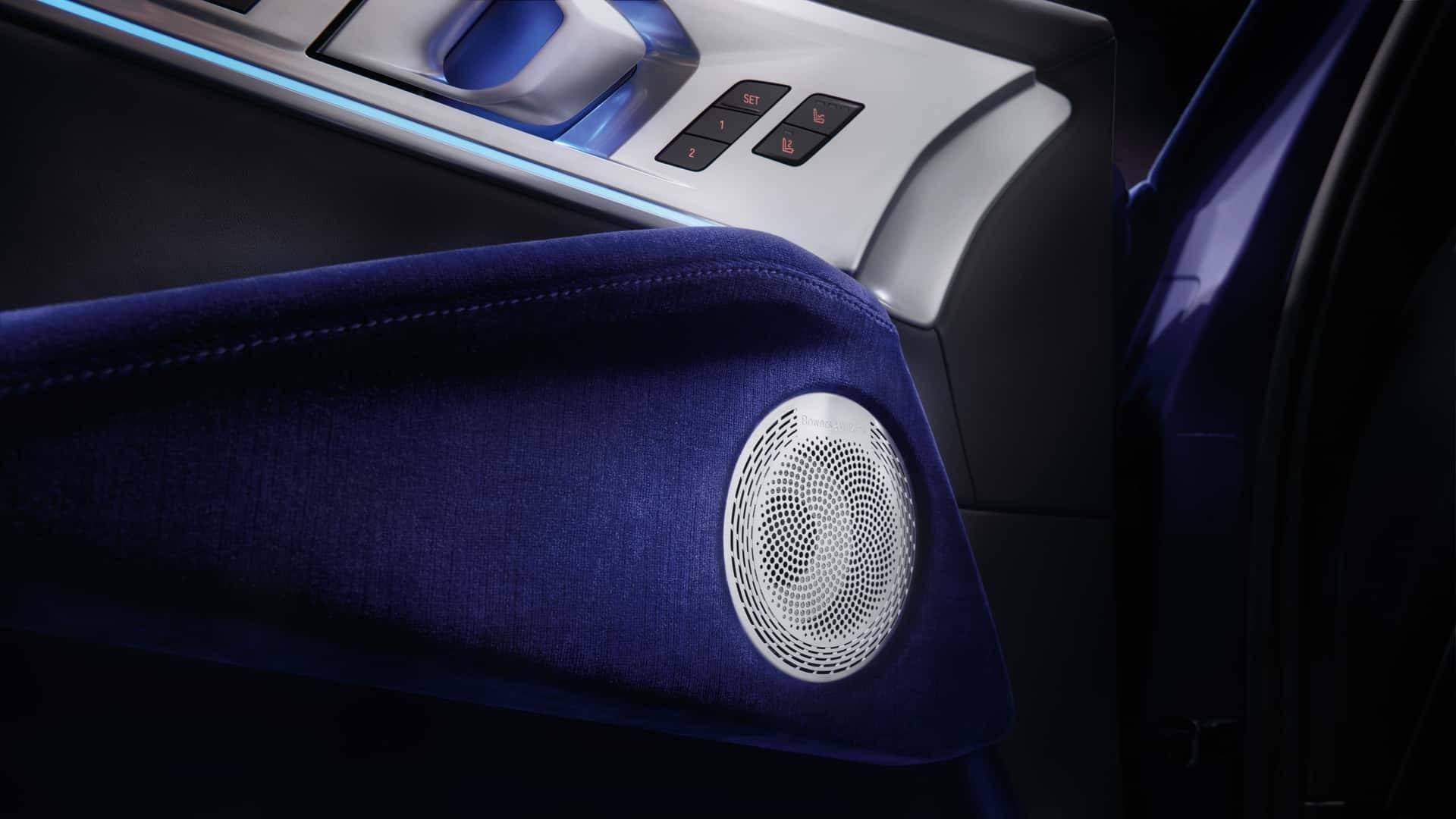 宝马携手超模打造 XM 特别版,车身覆盖紫色天鹅绒