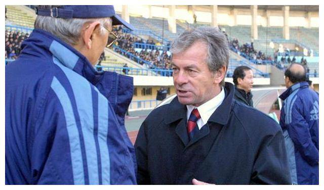 中国足协归化政策放宽,绯闻主帅正式亮相,黄瓜菜遇冷风