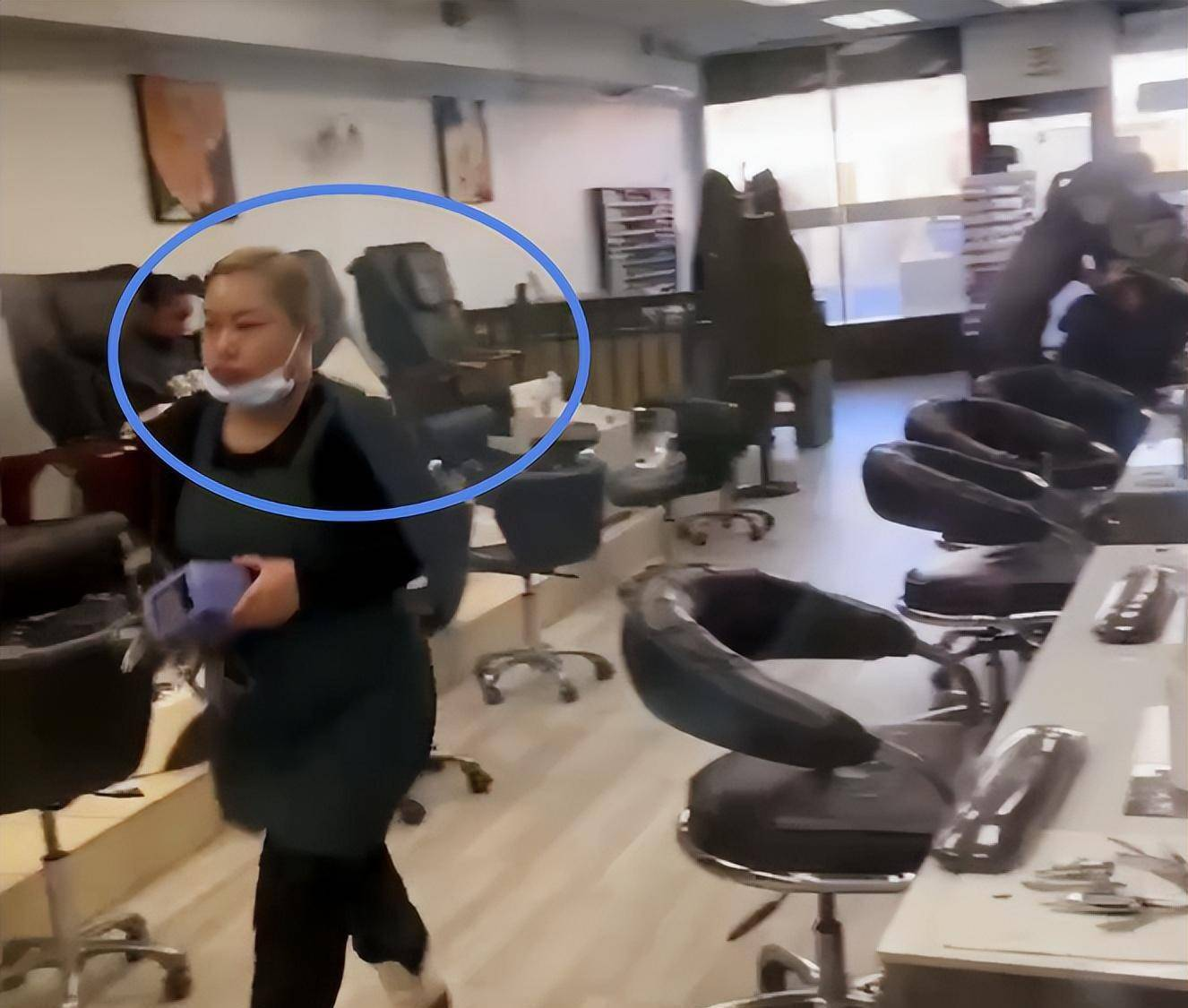 网红凤姐美国被偶遇,坐公交车生活节俭,身材臃肿体重近200斤