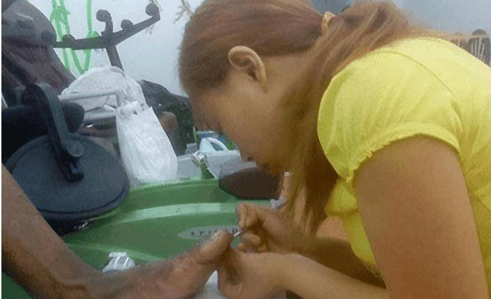 网红凤姐美国被偶遇,坐公交车生活节俭,身材臃肿体重近200斤