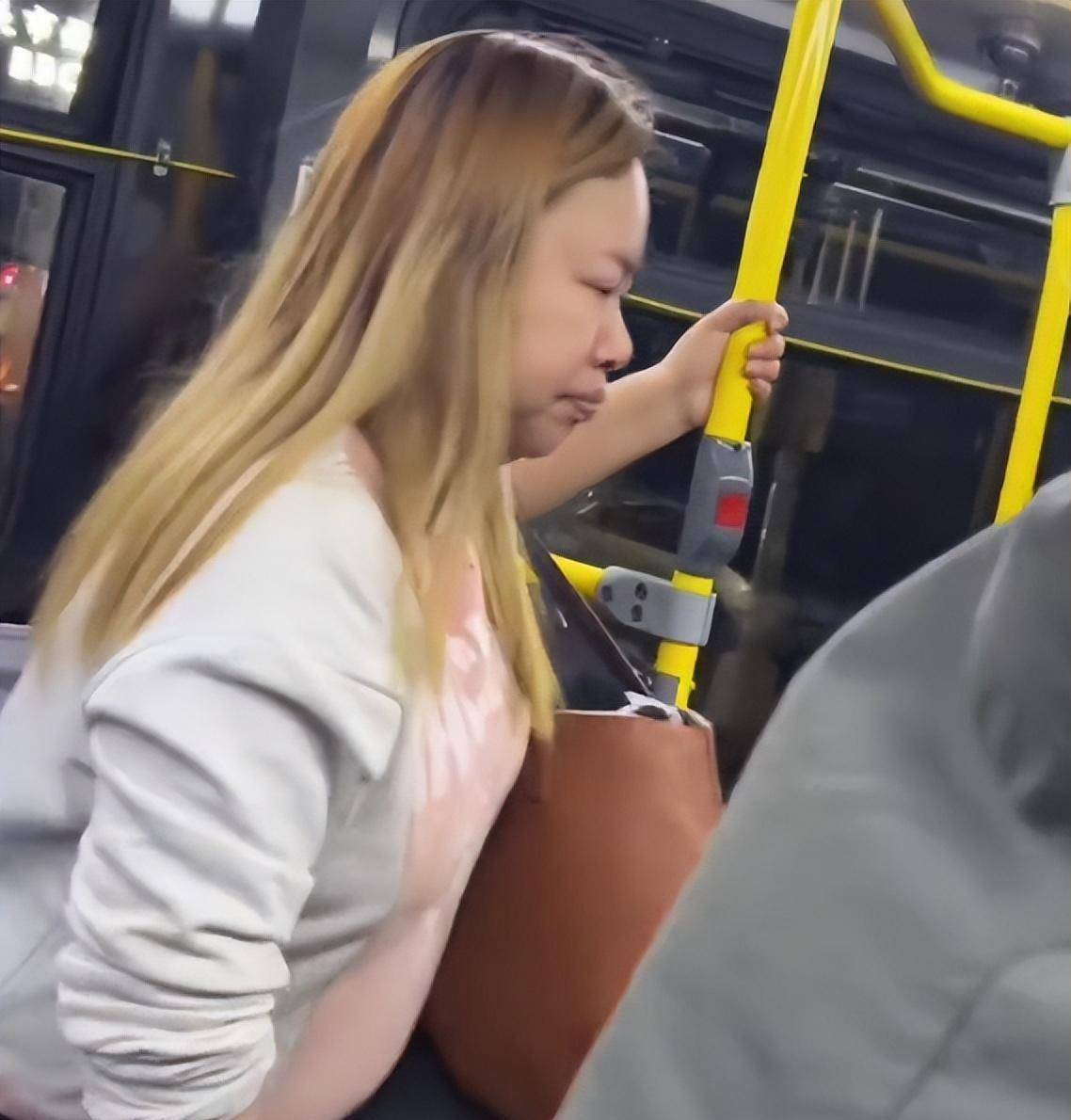 网红凤姐美国被偶遇,坐公交车生活节俭,身材臃肿体重近200斤