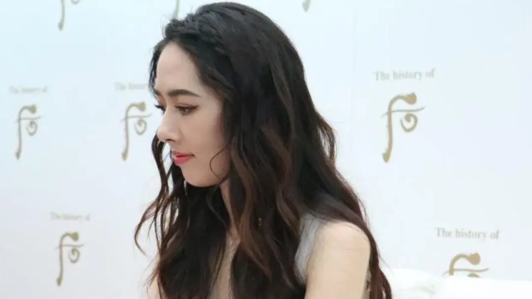 郭碧婷直播真实挑战:关掉美颜,展现自然之美