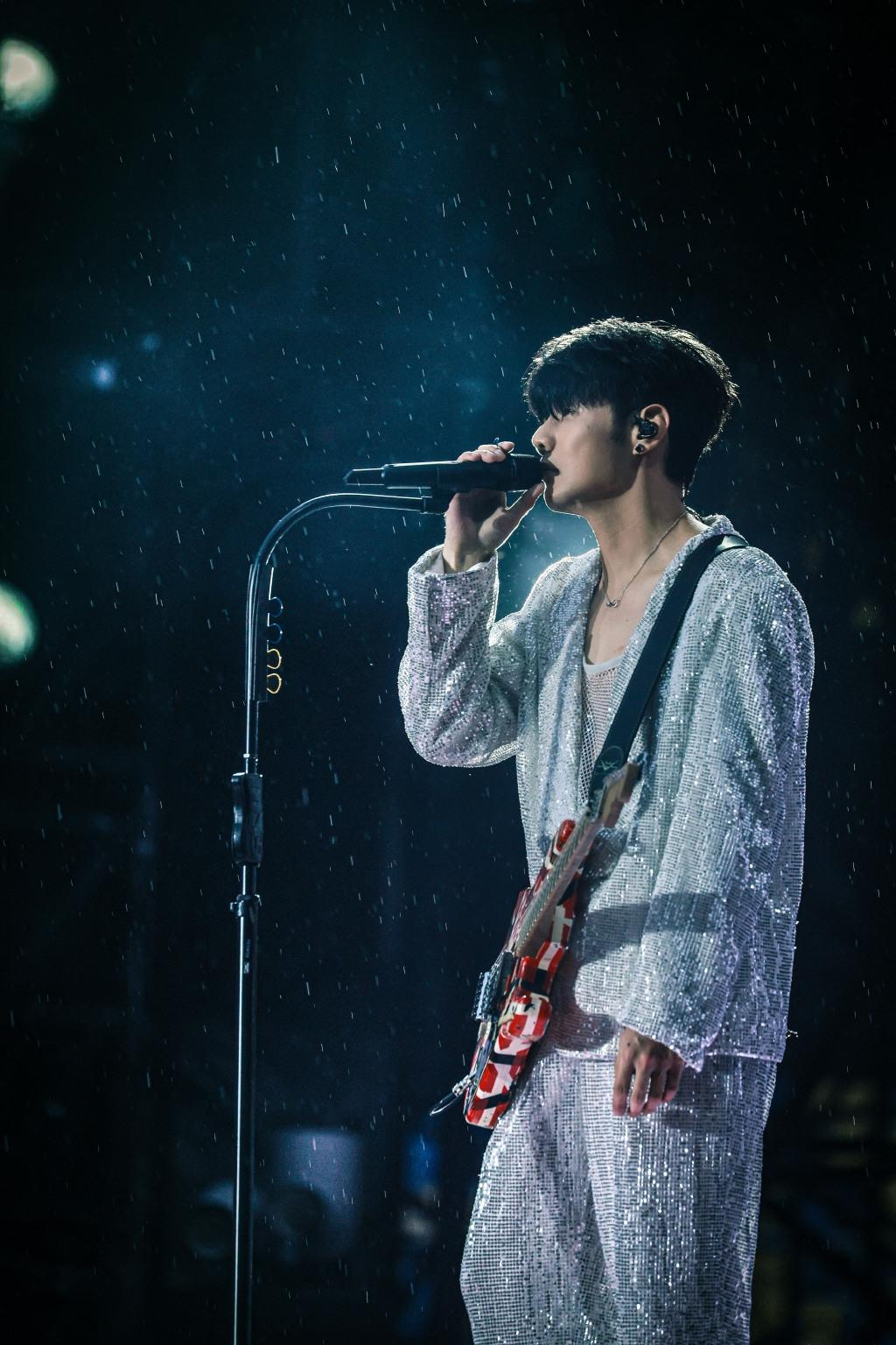 实力宠妻!李荣浩西安淋一天雨,第二天一早来台北,为杨丞琳加油