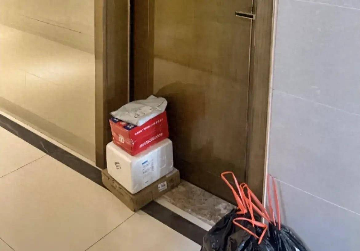 湖北骑手送达未按备注扔垃圾,惨遭客户恶语相对外加投诉