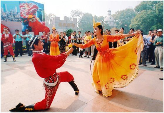 旅游: 中国天黑时间最晚的地方新疆, 十点之后天还是亮的,