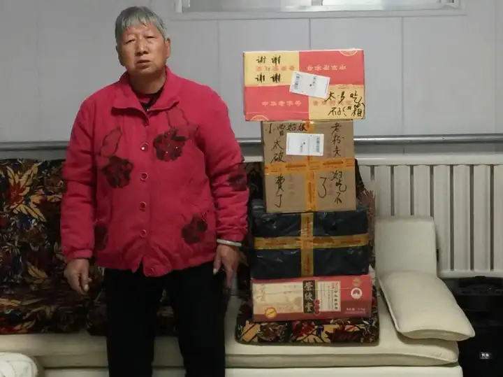 因指了一次路,山东老人连寄 5 年特产送热心女孩,如何看待这一「漫长感谢」?你经历过哪些帮助和善意?