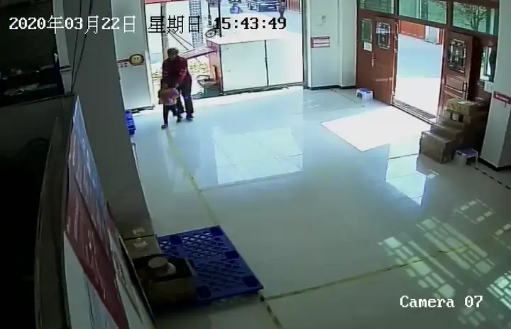 “喂,货咋还没到?” 快递小哥:“我路上捡了个‘女儿’”