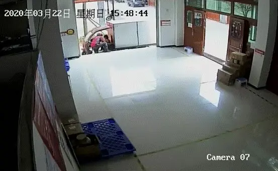 “喂,货咋还没到?” 快递小哥:“我路上捡了个‘女儿’”