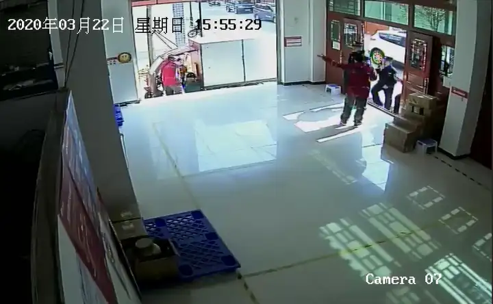 “喂,货咋还没到?” 快递小哥:“我路上捡了个‘女儿’”