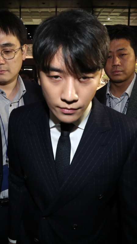 李胜利聚会强行拖拽女性视频曝光 两人体力悬殊画面惊悚