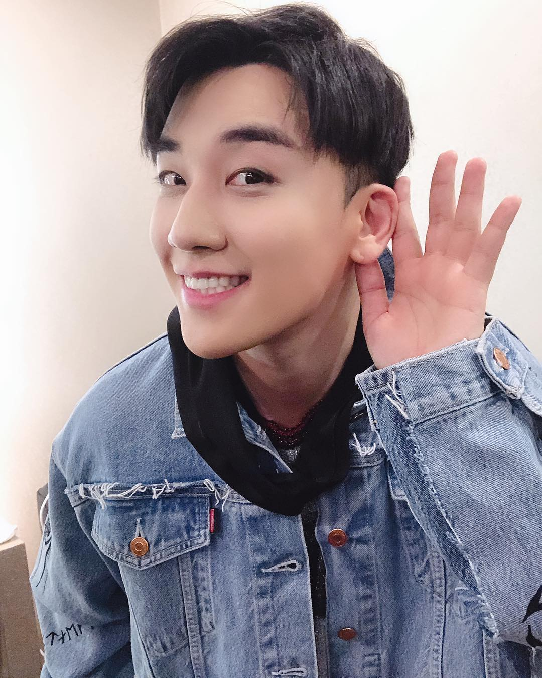 李胜利聚会强行拖拽女性视频曝光 两人体力悬殊画面惊悚