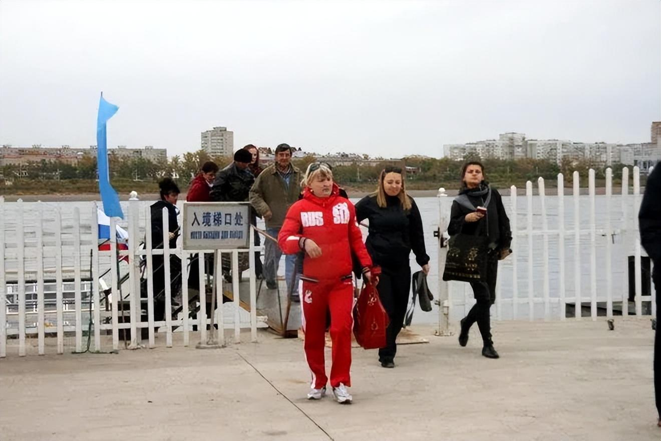 组团出国吃早餐:涌入东北黑河的俄罗斯老铁,成为新的流量密码