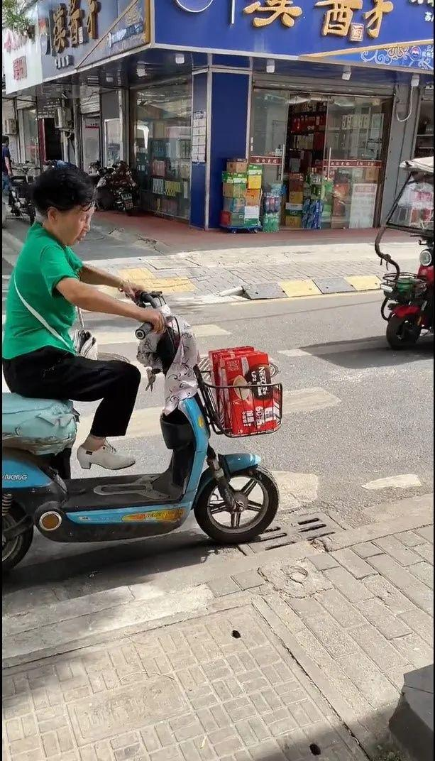 早饭午饭都来不及吃,10元咖啡阿姨忙得要碎掉了!品牌方回应