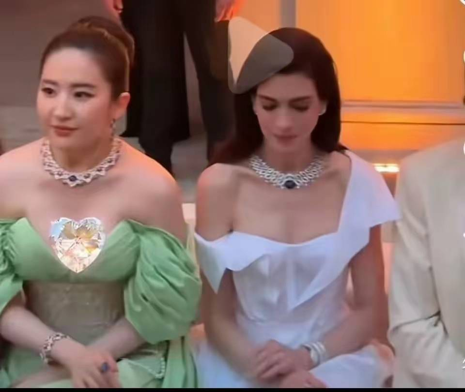 刘亦菲身材引热议!溜肩脑袋大、肥胖又臃肿,更是把舒淇挤到耸肩