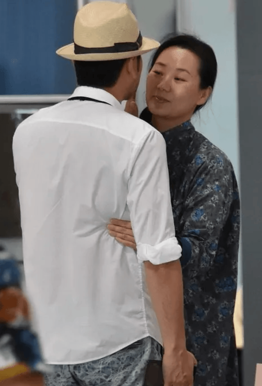 原创 林依轮携老婆走机场,老婆村姑打扮难掩贵妇范,老年还拥抱好腻歪