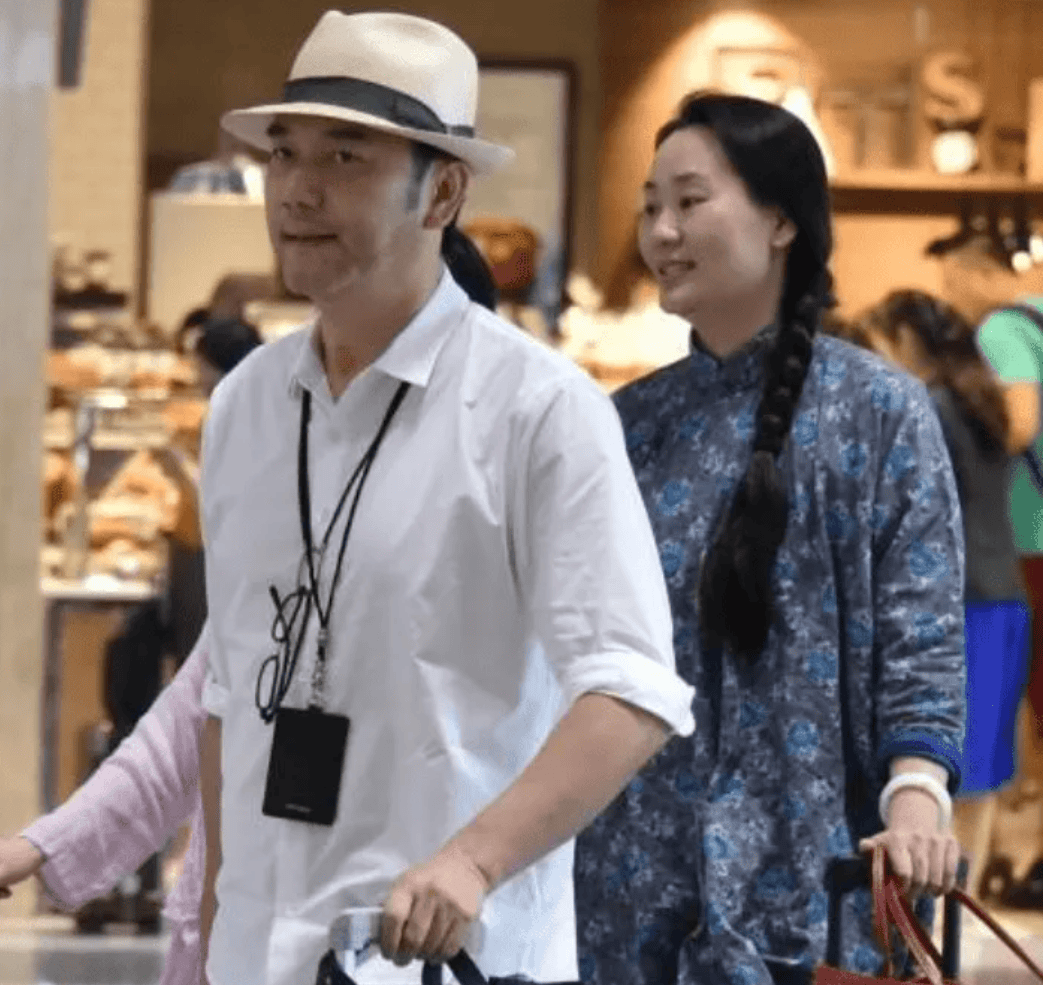 原创 林依轮携老婆走机场,老婆村姑打扮难掩贵妇范,老年还拥抱好腻歪