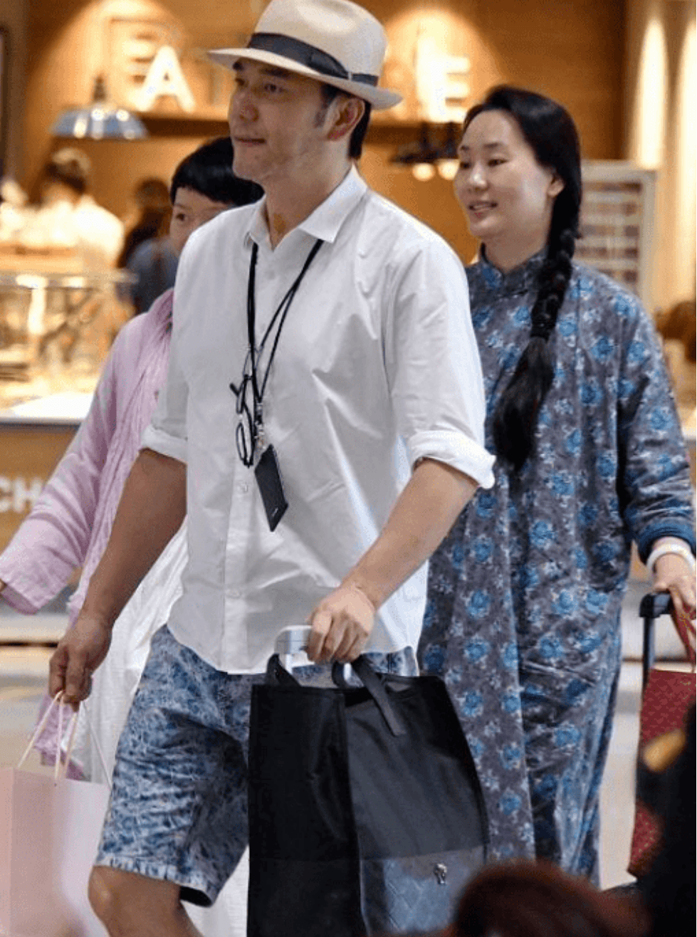 原创 林依轮携老婆走机场,老婆村姑打扮难掩贵妇范,老年还拥抱好腻歪