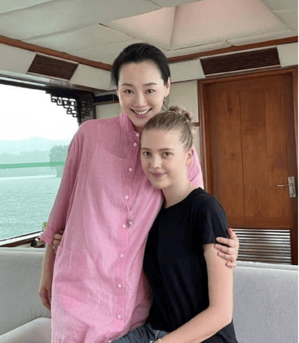 原创 林依轮携老婆走机场,老婆村姑打扮难掩贵妇范,老年还拥抱好腻歪